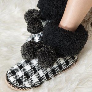 🆕 NEW! Black / White Buffalo Check Plaid Fuzzy Collar Pom Pom Indoor Slipper 🆕